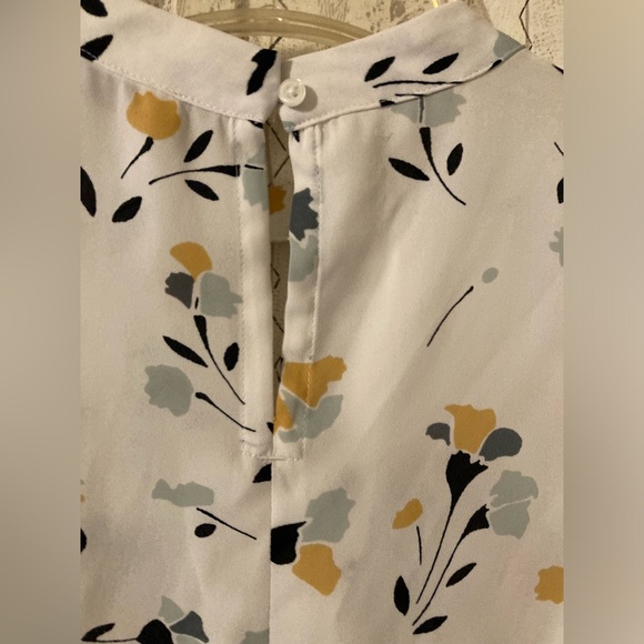 Ladies Size XS Loft Sleeveless Peep Eye Sheer Blouse - Picture 5 of 16